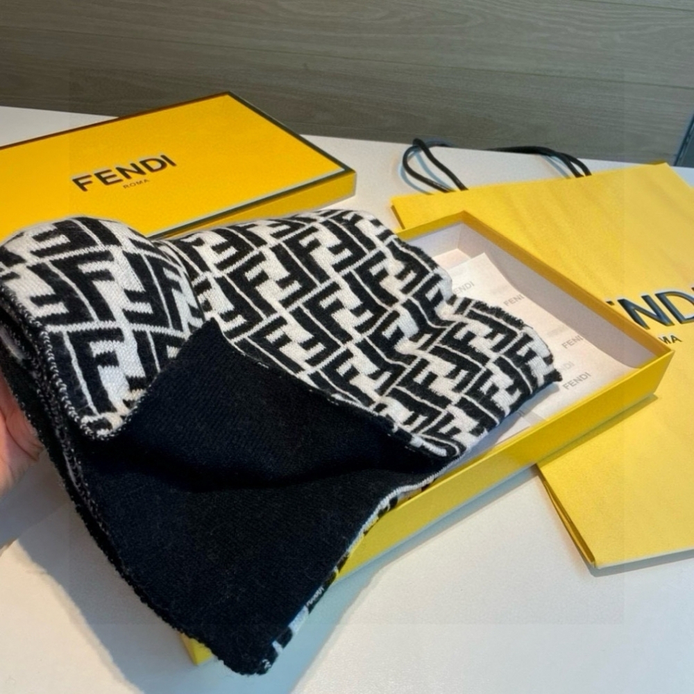 Fendi scarf - Picture 2 of 4